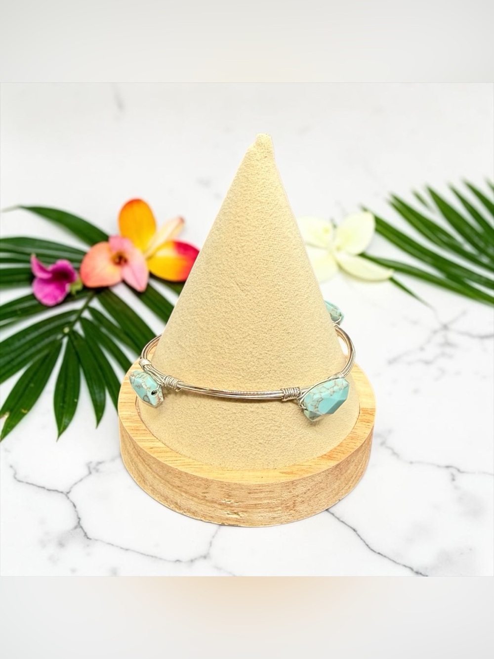 🩶BOURBON & BOWTIES🩶Vintage Turquoise Howlite Wire Wrapped Silver Bangle/EUC